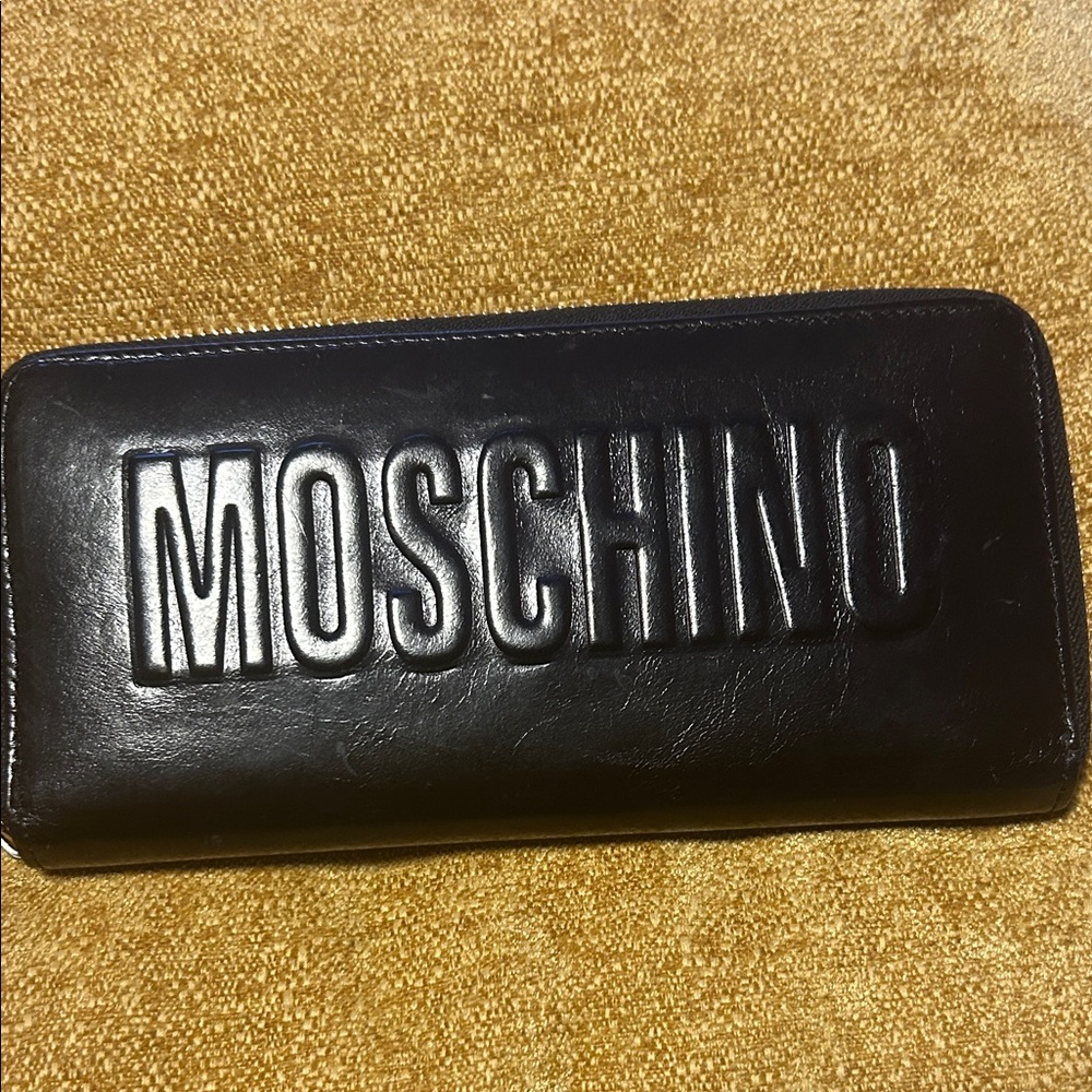 Vintage Moschino wallet in great condition. Could serve as a small clutch.